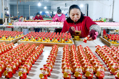 鄉(xiāng)村微工廠 樹脂工藝品遠銷海外